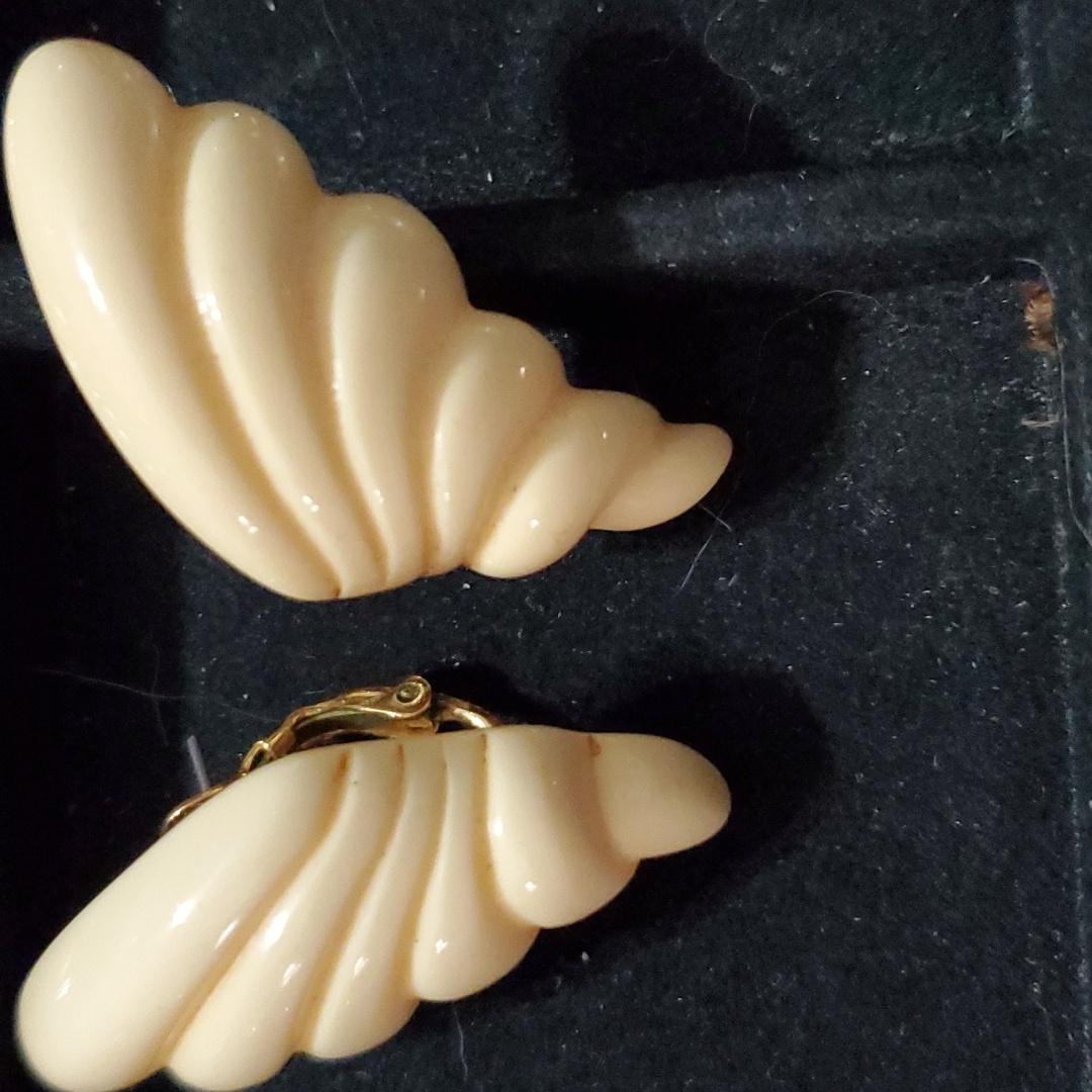 Vintage Napier Plastic Shell Off White Pierced Earrings 6$